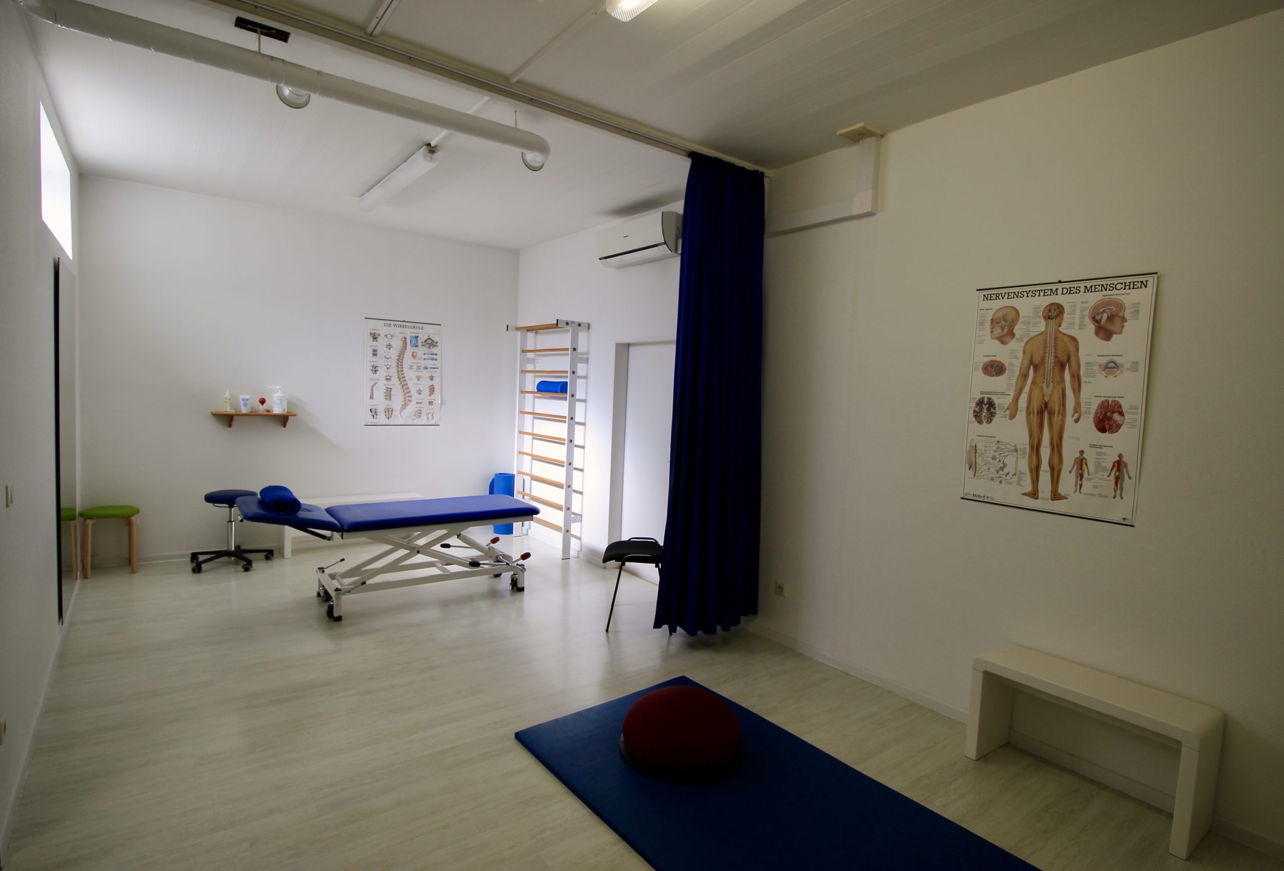 Ein Therapieraum mit Liege, Matte und diversen Geräten für die Einzel- und Gruppentherapie in der Physiotherapiepraxis Hinkämper-Kreul